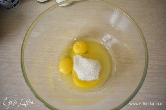 Блендером яйца смешиваем с сахаром.