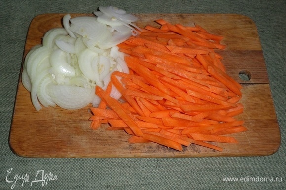 Нарезаем овощи: лук — полукольцами, морковь — соломкой.