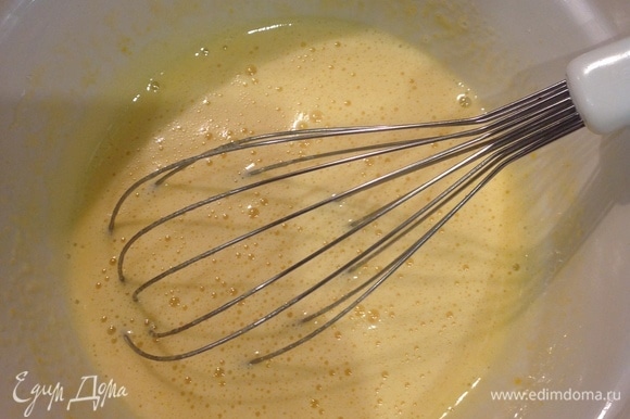 Яйца взбиваем с сахаром до пышной пенки, добавляем соль, мускатный орех, анис, оливковое масло и взбиваем еще 1 минуту. Добавляем орехи.