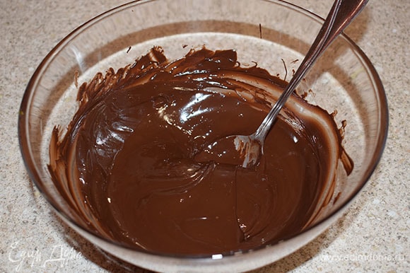 Растопить шоколад в микроволновой печи или на водяной бане.