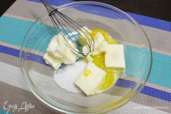 Соединить в миске размягченное сливочное масло, соль, ванильный сахар, желток от куриного яйца (белок используйте в другом блюде или заморозьте). Растереть до побеления.