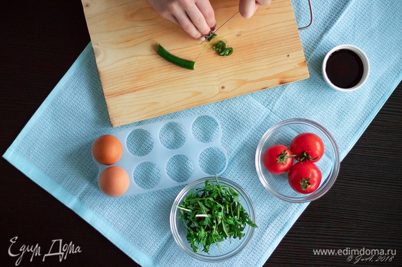 Мелко порубите маленький кусочек острого зеленого перца. Семена желательно убрать, если не любите слишком острое. Обязательно помойте потом руки!
