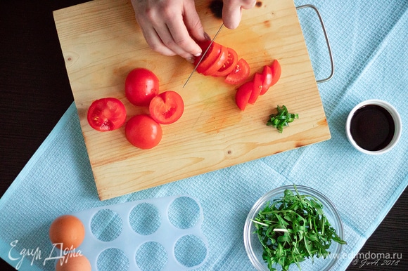 Нарежьте помидоры крупными дольками.