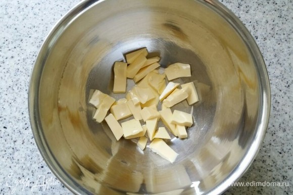 Размягченное сливочное масло нарежьте на кусочки и поместите в миску.