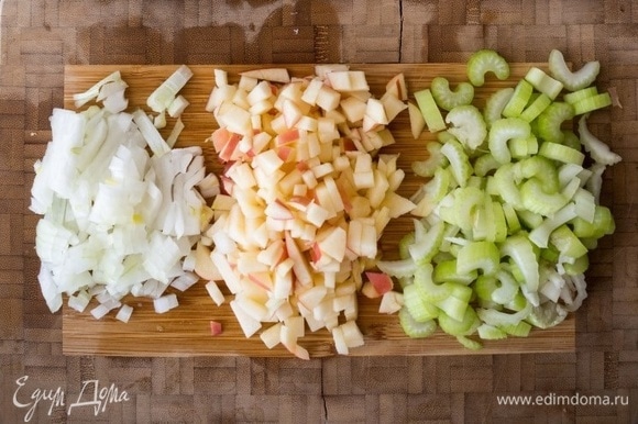 Мелко нарежьте лук, яблоко и сельдерей.
