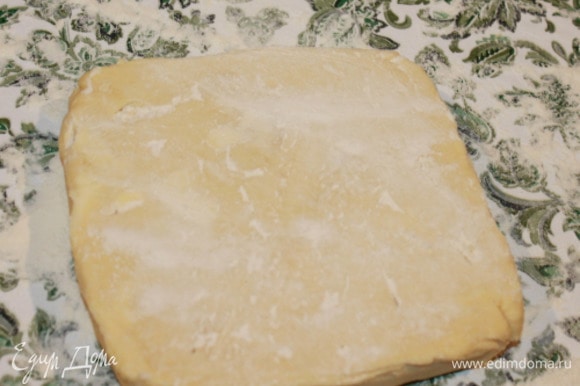 Слоеное тесто, соединение масляного и мучного. Положить первое масляное тесто на посыпанную мукой рабочую поверхность. Раскатать тесто в прямоугольник 30х18 см, слегка посыпая его мукой и переворачивая в процессе раскатки.