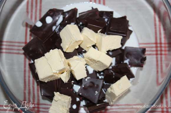 Приготовим шоколадно-творожную начинку. Шоколад наломать кусочками, добавить сливки и масло.