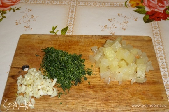 Подготавливаем продукты. Мелким кубиком нарезаем сыр и консервированный ананас. Мелко нарезаем чеснок и зелень.