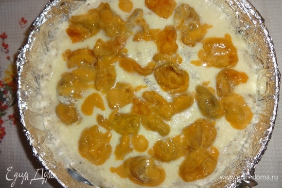 Выложить слой абрикосов с крахмалом.