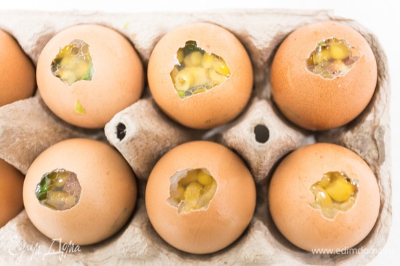Ставим скорлупки в лоток для яиц и наполняем бульонно-желатиновой смесью. Ждем, пока закуска остынет в холодильнике, а затем очищаем яйцо от скорлупы!