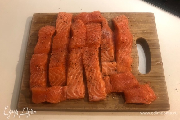 Очищаем лосося, режем на кусочки, затем перчим и солим.