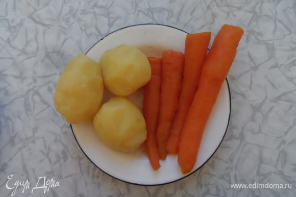 Из вареного картофеля выбрать 2 одинаковые штуки: красивые, ровные и плотные. Остальной картофель нарезать мелким кубиком. Морковь тоже нарезать мелким кубиком.