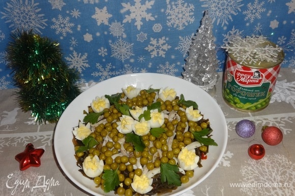 Украсить салат перепелиными яйцами и листиками петрушки. Подать салат на праздничный новогодний или рождественский слой. Угощайтесь! Приятного аппетита!