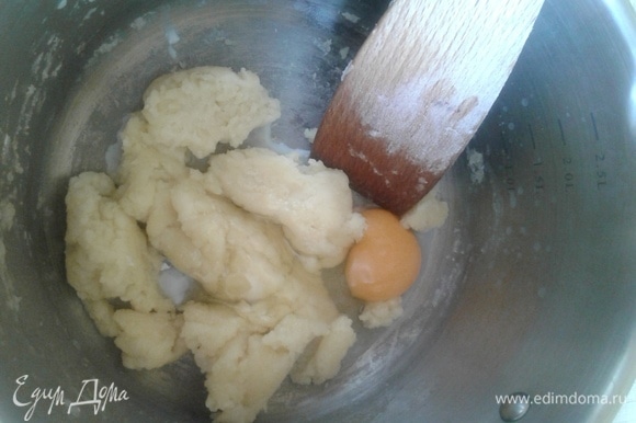 Далее к смеси добавляем поочередно яйца, каждый раз активно вымешивая до однородной массы.