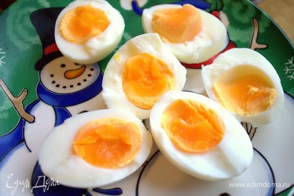 Яйца некрупные отварить в течение 4 минут после закипания. Чем больше яиц, тем вкуснее. Можно взять 5 шт.