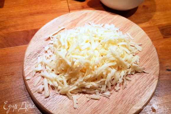 В то время, пока грудка запекается, натрем сыр на крупной терке.