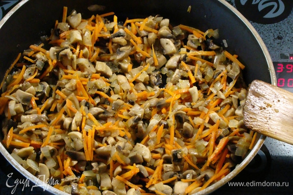 Обжарить до золотистого цвета морковь, лук, шампиньоны и чеснок.