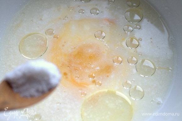 В сыворотку (в оригинале — молоко) вбить яйцо, влить масло и посолить.