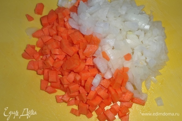 Лук и морковь почистить, вымыть, обсушить. Лук и морковь нарезать мелкими кубиками.