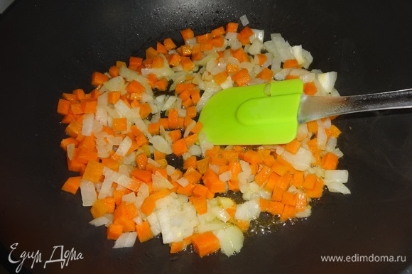 В сковороду с маслом выложить лук с морковью и обжарить в течение нескольких минут. Выложить лук и морковь из сковороды в чашку.