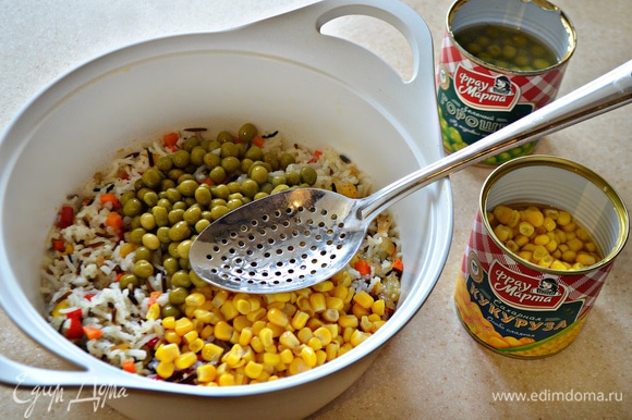 Затем добавьте по 3 ст. л. консервированного зеленого горошка и кукурузы. Перемешайте начинку.