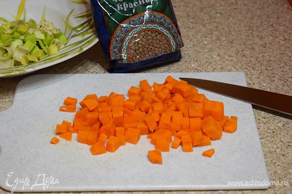 Морковь нарезать кубиком.