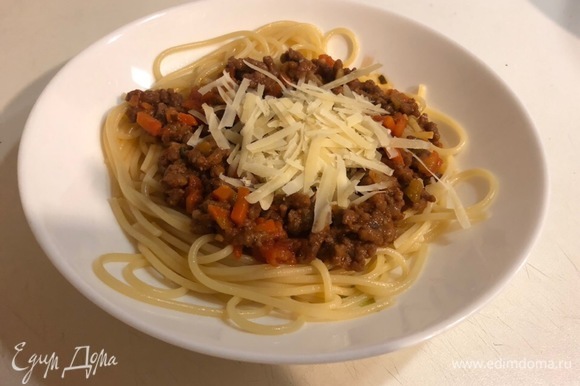 Перед подачей отвариваем спагетти и подаем их с соусом и пармезаном.