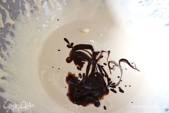 Добавить растопленный шоколад и перемешать с помощью комбайна или миксера до образования кремовой массы.