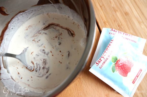 Трюфельные сливки. Сливки, загуститель для сливок (для 500 мл сливок) добавить в шоколадные сливки и взбивать примерно 30 секунд до густой консистенции.
