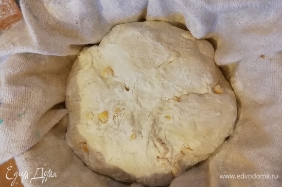Посыпаем льняное полотенце мукой, кладем в круглую миску и выкладываем в него хлеб (или же кладем хлеб в специальную форму на расстойку).