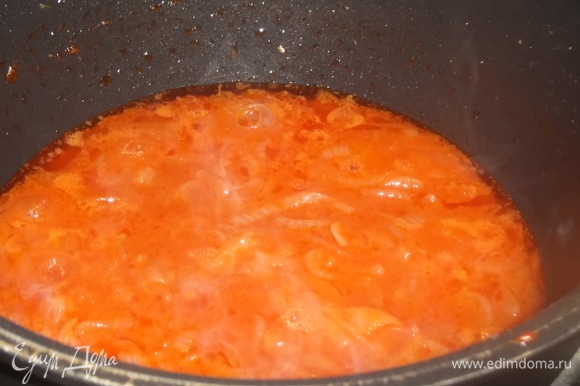 Лук нарезать полукольцами, обжарить. Добавить томатную пасту, пережарить с добавлением сахара. Влить воду, посолить. Прокипятить.