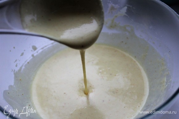 Получаем консистенцию плотную, не водянистую. Если тесто получилось густым, добавьте еще молока.
