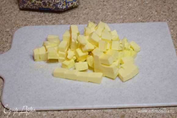 Холодное сливочное масло нарезать кубиками.
