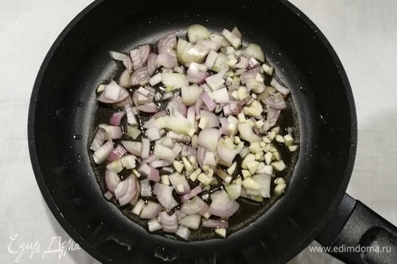 Грудинку вынимаем из сковороды, на вытопившемся жире обжариваем лук и чеснок до мягкости лука.