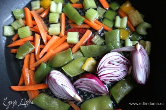 На сковороду поместить овощи в один слой. Залить водой таким образом, чтобы овощи были закрыты наполовину.