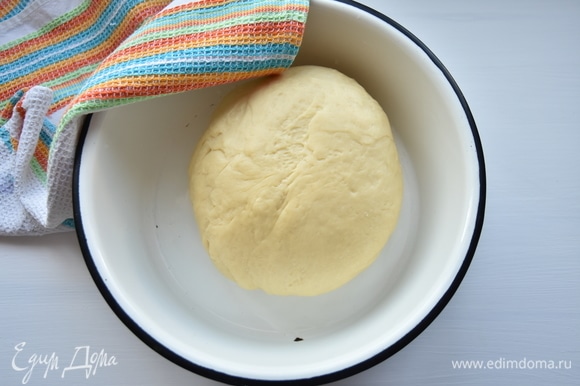 Месить тесто удобнее в кухонной машине. На ручной замес потребуется минут 10.
