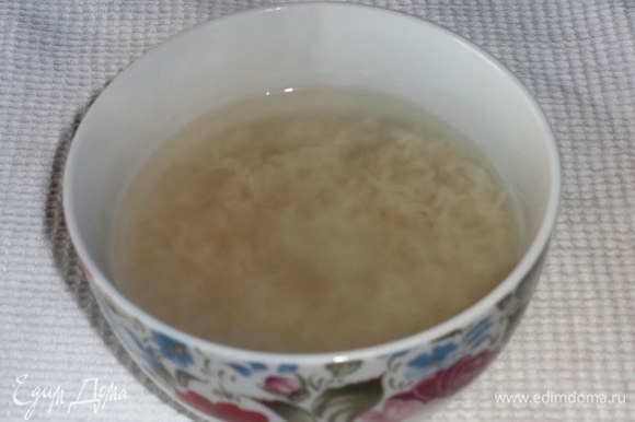 Рис «Золотистый» ТМ «Националь» промыть под проточной водой, положить в чашку и залить кипятком на 10–15 минут.
