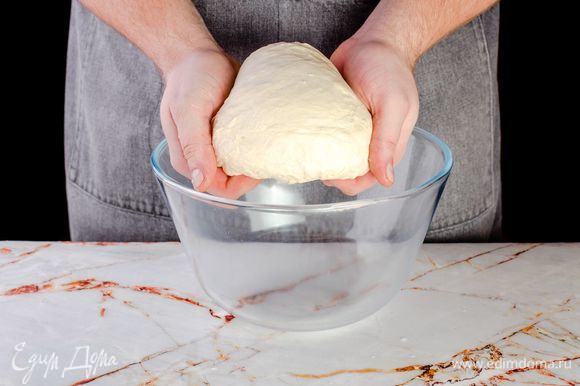 Месите тесто, пока оно не станет эластичным и податливым. Сформируйте из теста шар и оставьте его в теплом месте для подъема на 30–40 минут.