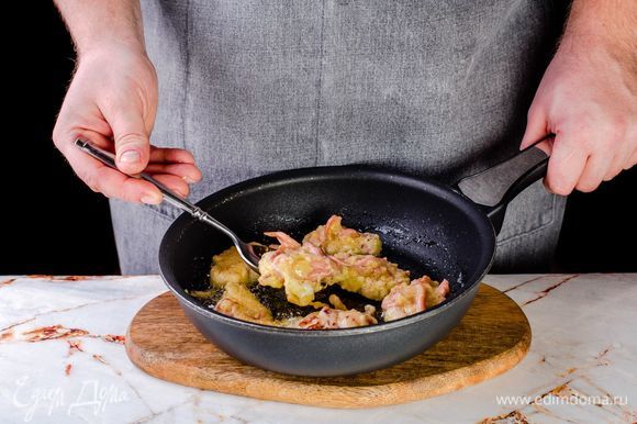 Обжаривайте на разогретой сковороде с растительным маслом до золотистой корочки.