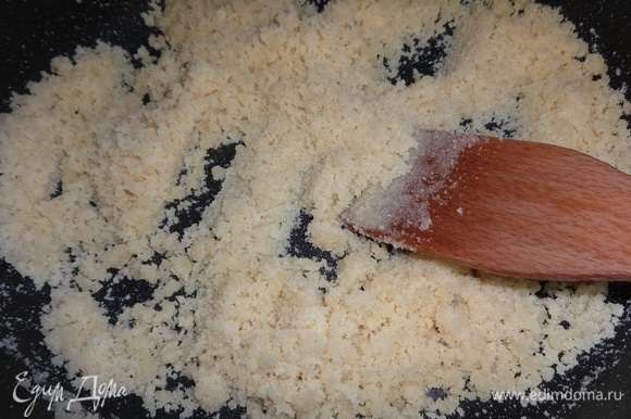 Перемешать крупу с маслом и обжаривать, помешивая, 5–7 минут.