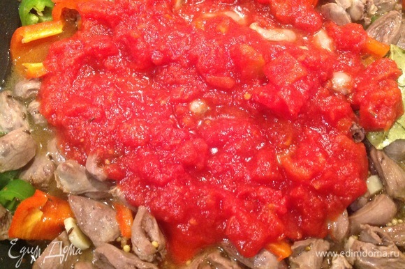 Добавить томатное пюре, сливки. Накрыть крышкой. Тушить минут 20–30.