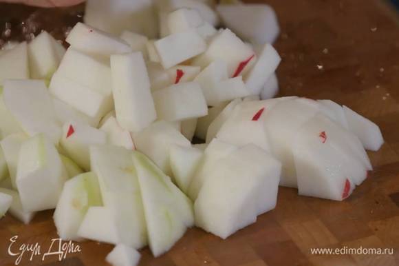 Яблоки очистить от кожуры и сбрызнуть лимонным соком, затем нарезать небольшими кубиками и добавить в чашу комбайна.