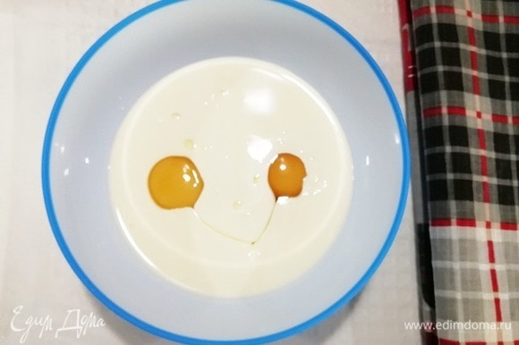 В отдельной емкости сливочное масло растопить, разбить 2 яйца.