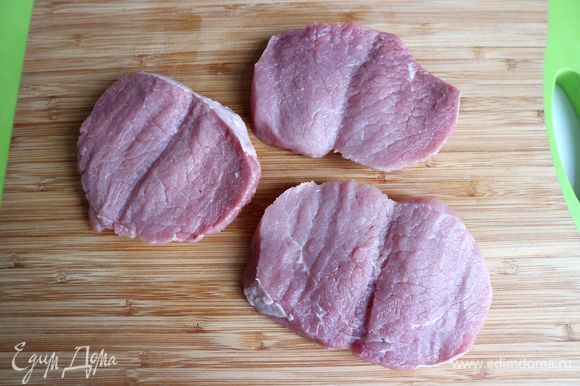 Мясо выложить из холодильника минут за 20–30 до начала приготовления. Куски телятины нарезать горизонтально не до конца, раскрыть куски, как книжку.