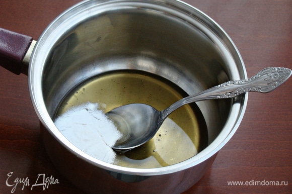 В сотейнике смешать мед и соду и при постоянном помешивании прогреть смесь. Она побелеет и немного увеличится в объеме (за счет реакции соды).