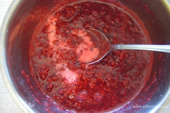 Доводим ягоду до кипения. Отдельно растворяем крахмал в столовой ложке воды. Выливаем в малину и провариваем до загустения, непрерывно мешая.