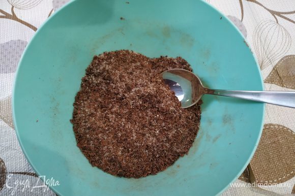 Пока тесто подходит, готовим начинку. Шоколад натираем на терке, добавляем сахар и корицу. Перемешиваем.