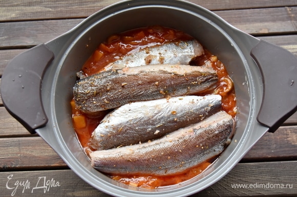 Сдобрить рыбу солью и специями. У меня смесь средиземноморских специй (розмарин, чабрец, орегано, паприка, чили, чеснок). Поверх соуса выложить подготовленную рыбу. Накрыть посуду крышкой и тушить рыбу в соусе минут 10. Перед подачей дать блюду некоторое время настояться.