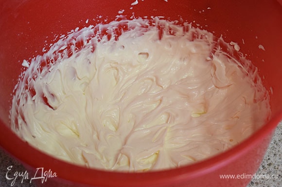 Холодный маскарпоне (100 г) взбить с сахарной пудрой (25 г) до размягчения сыра. После этого добавить холодные сливки (100 г) и взбить до пышности.