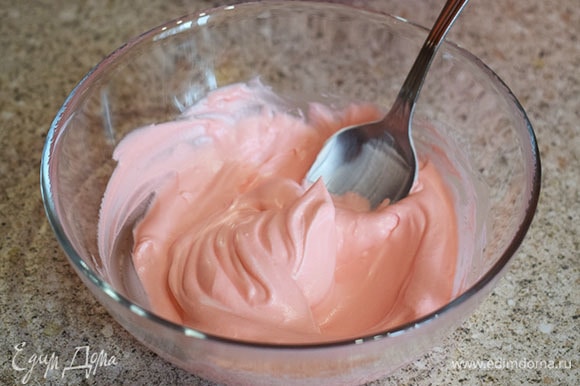 При желании отложить четверть крема в отдельную миску и окрасить в розовый цвет красителем.